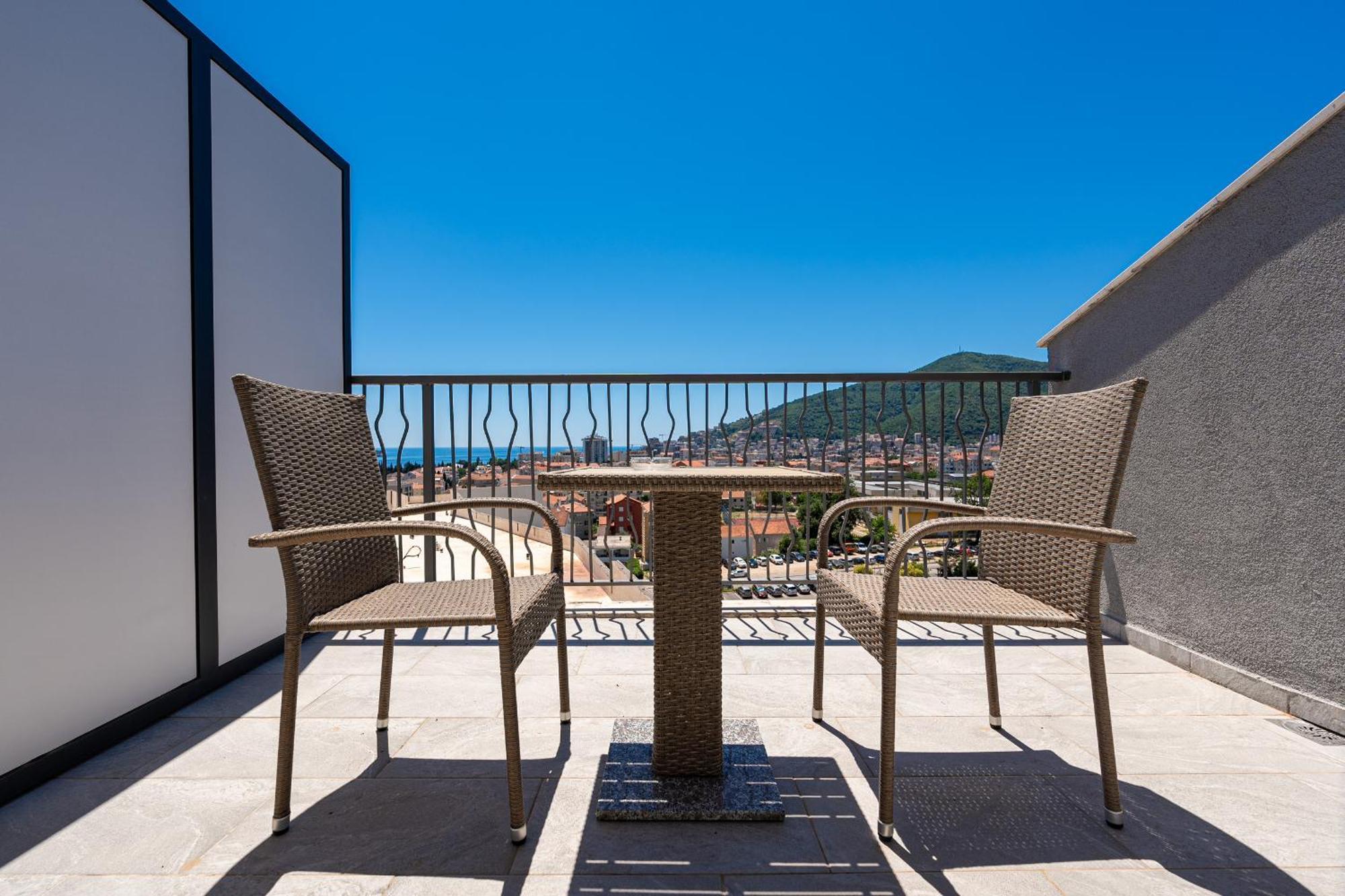 Rooftop & 4* Budva